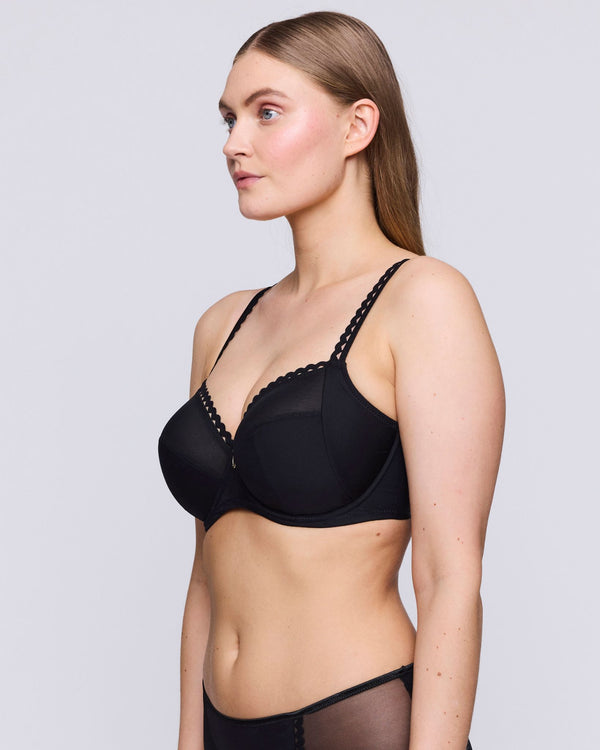 Prima Donna Twist Full Cup Bra in Black made for the curvier woman with a big bust side view